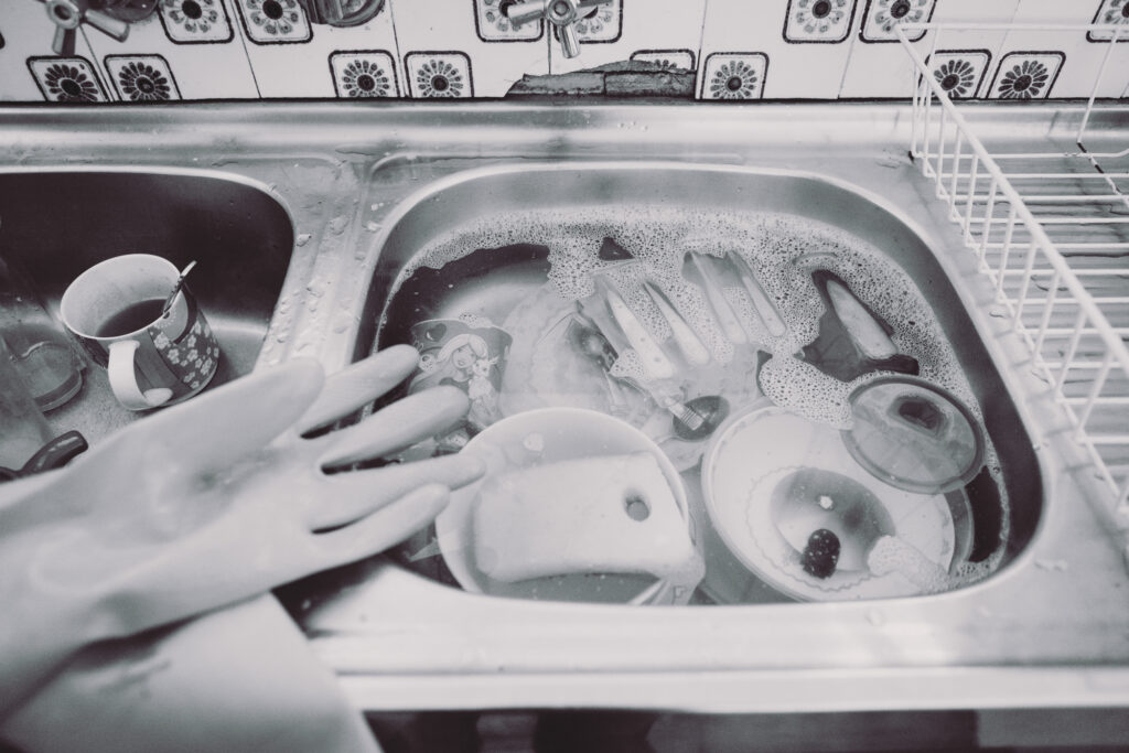 Dirty_dishes_in_sink-01